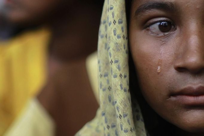 RNPS IMAGES OF THE YEAR 2012 - A Muslim woman, displaced by recent violence in Kyukphyu township, cries after arriving at the Thaechaung refugee camp outside of Sittwe October 28, 2012. REUTERS/Soe Zeya Tun (MYANMAR - Tags: POLITICS CIVIL UNREST SOCIETY TPX IMAGES OF THE DAY) Published: Pro. 3, 2012, 1:08 dop.