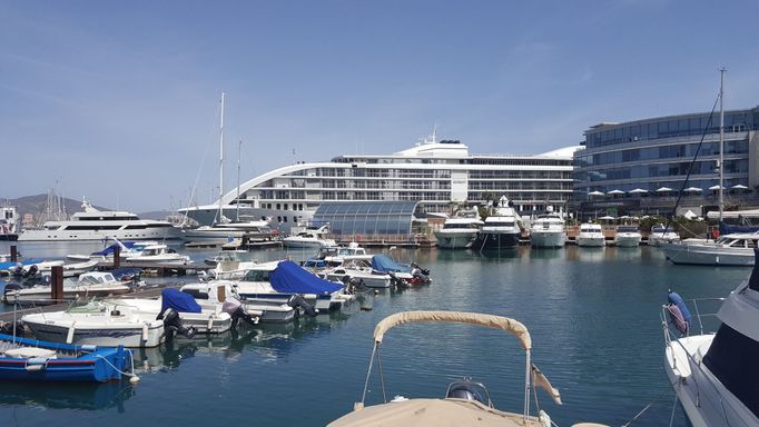 Luxusní čtvrť s přístavem, Ocean Village na Gibraltaru.