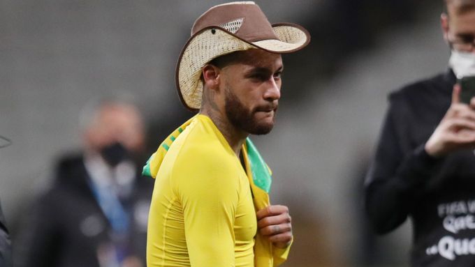 Hvězdný Brazilec Neymar slaví s kloboukem na hlavě postup z jihoamerické kvalifikace na mistrovství světa 2022