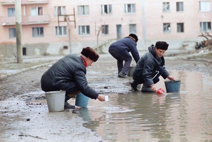 Obyvatelé Grozného nabírají vodu z kaluže kvůli přerušeným dodávkám vody během bojů v první čečenské válce, Rusko, 15. ledna 1995.