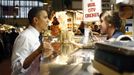 U.S. President Barack Obama visits West Side Market while campaigning in Cleveland, Ohio October 5, 2012. REUTERS/Kevin Lamarque (UNITED STATES - Tags: POLITICS ELECTIONS USA PRESIDENTIAL ELECTION) Published: Říj. 5, 2012, 7:46 odp.