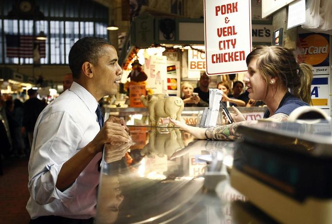 U.S. President Barack Obama visits West Side Market while campaigning in Cleveland, Ohio October 5, 2012. REUTERS/Kevin Lamarque (UNITED STATES - Tags: POLITICS ELECTIONS USA PRESIDENTIAL ELECTION) Published: Říj. 5, 2012, 7:46 odp.