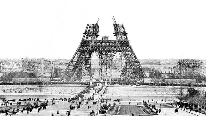 Změnila tvář Paříže. Archivní snímky ukazují stavbu slavné Eiffelovy věže