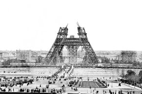 Změnila tvář Paříže. Archivní snímky ukazují stavbu slavné Eiffelovy věže