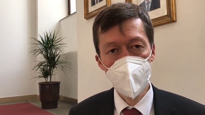 Usmíří se? Hayato Okamura popsal první setkání s bratrem ve sněmovně; Zdroj foto: Radek Bartoníček