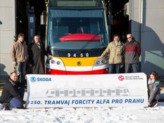 Plzeňská Škoda Transportation předala Dopravnímu podniku hlavního města Prahy poslední, 250. tramvaj 15TForCity Alfa.