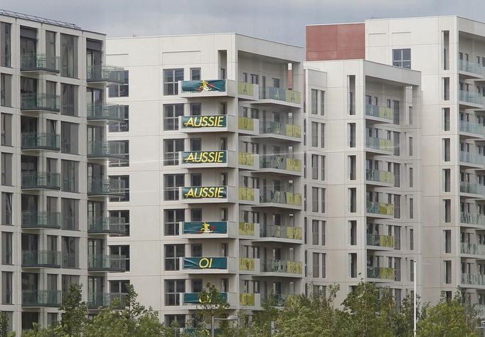 'Aussie' banners hang from balconies in the athletes village at the Olympic Park in Stratford, the location of the London 2012 Olympic Games, in east London July 15, 2012. REUTERS/Chris Helgren (BRITAIN - Tags: SOCIETY SPORT OLYMPICS) Published: Čec. 15, 2012, 3:16 odp.