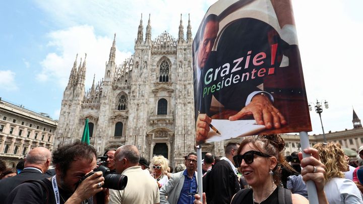 Foto: Smutek i fanoušci u milánského dómu. V katedrále se koná pohřeb Berlusconiho