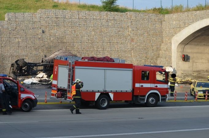 Nehoda kamionů na Pražském okruhu