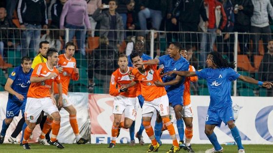 V Bulharsku padaly při fotbale góly, ale i pěsti a kopy