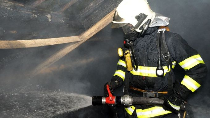 Dva hasiči se při zásahu nadýchali kouře a skončili v nemocnici (ilustrační foto)