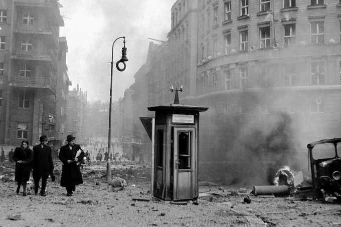 Telefonní budka během bombardování Prahy. Pohled do Blanické ulice 14. 2. 1945.