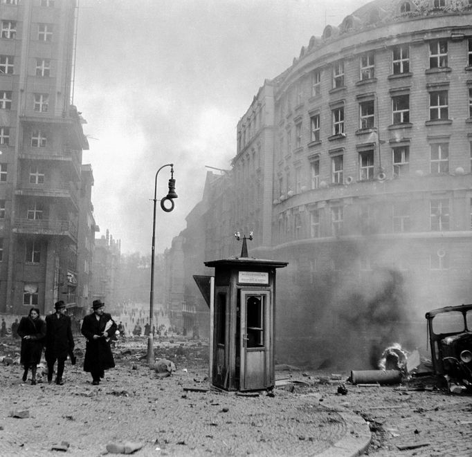 Telefonní budka během bombardování Prahy. Pohled do Blanické ulice 14. 2. 1945.