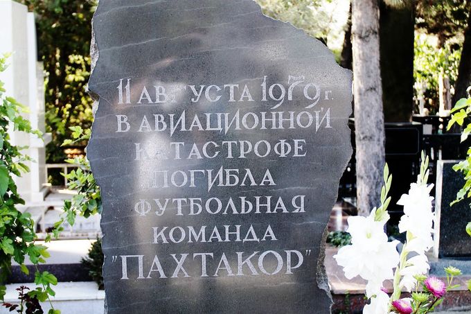 Památník uzbeckým fotbalistům z týmu Pachtakor, kteří zemřeli při pádu letadla v roce 1979.
