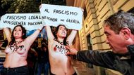 Madrid, Španělsko: Aktivistky hnutí Femen v konfliktu s odpůrcem během protestu k 50. výročí úmrtí diktátora Francisca Franca.