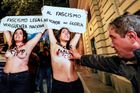 Madrid, Španělsko: Aktivistky hnutí Femen v konfliktu s odpůrcem během protestu k 50. výročí úmrtí diktátora Francisca Franca.