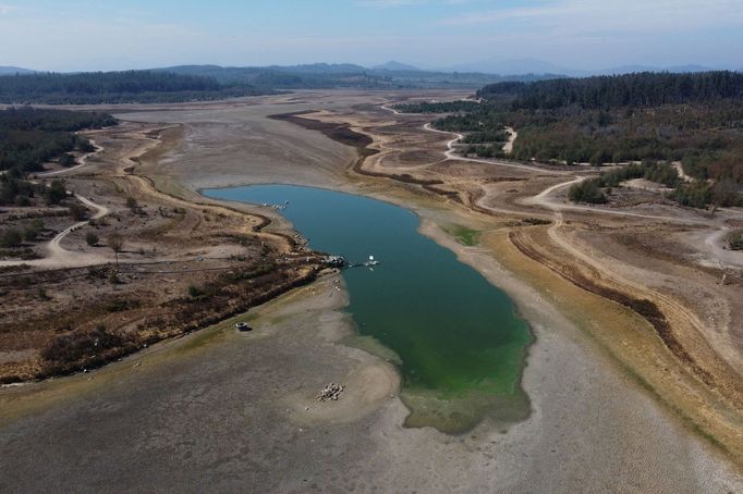 Vysychající jezero Penuelas v Chile.