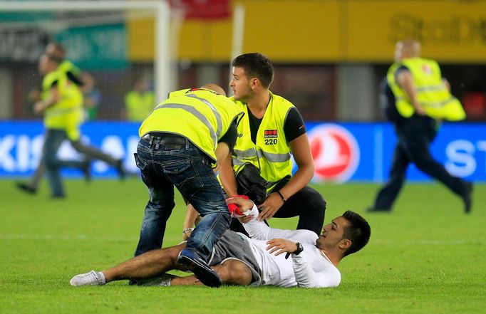 V přátelském zápase Rakousko - Turecko vniknul na hrací plochu fanoušek