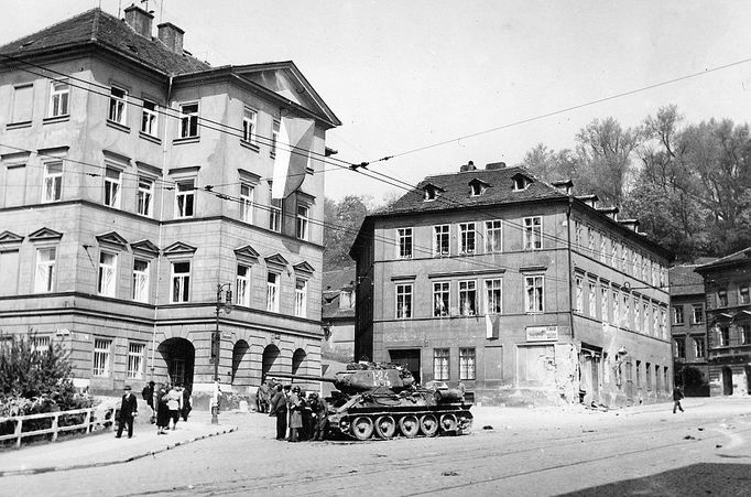 Vrak tanku, ve které v jednom z posledních střetnutí dtuhé světové války v Evropě ráno 9. května 1945 na Klárově padl gardový poručík Gončarenka.