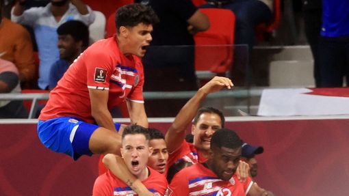 Fotbalisté Kostariky slaví gól v baráži o MS s Novým Zélandem