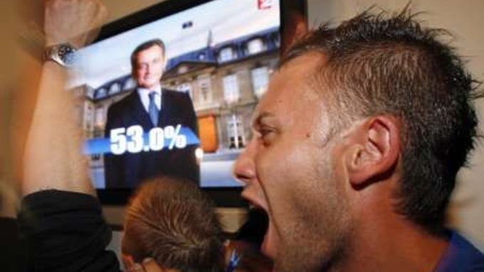 Stoupenci Nicolase Sarkozyho oslavují. První odhady výsledků po uzavření volebních místností přisoudily pravicovému kandidátovi 53 procent odevzdaných hlasů