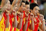 SPORTOVNÍ GYMNASTIKA Členové čínského gymnastického týmu se radují ze zlatých medailí v kategorii družstev.