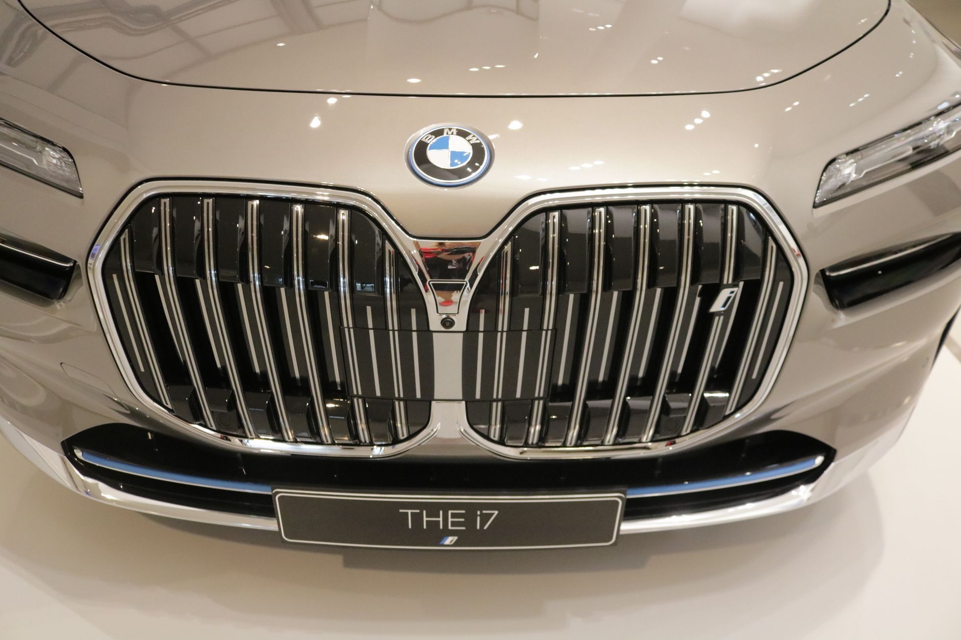 BMW i7