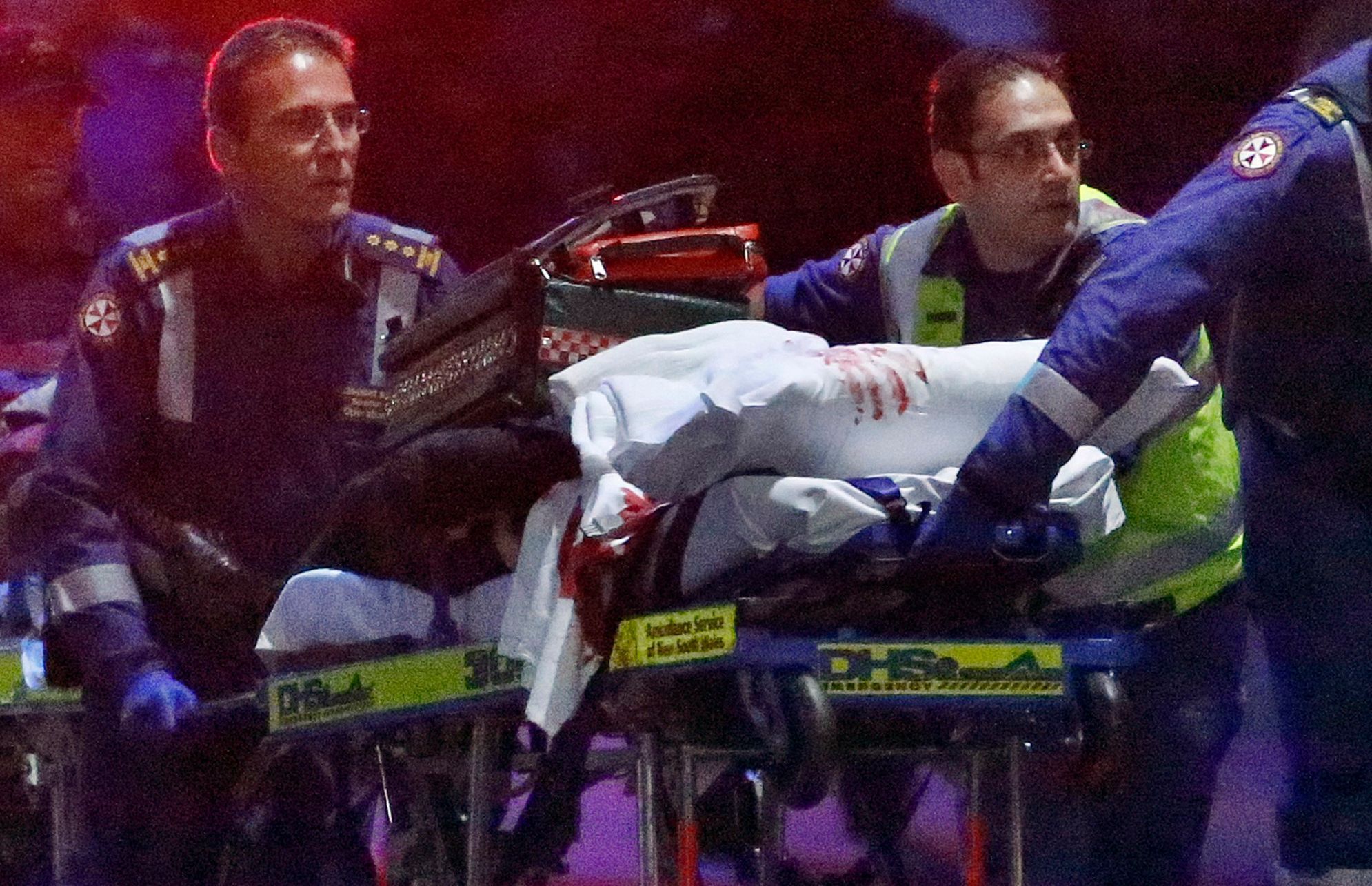 Záchranáři s raněným z kavárny Lindt v Sydney.