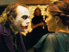 Joker potkává Rachel a pochopí milostný trojúhelník mezi ní, Harvey Dentem a Batmanem.