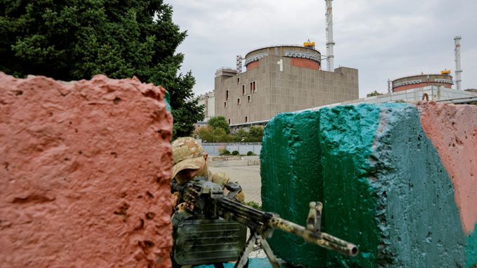 Uvnitř ostřelované elektrárny. Snímky zachycují ruské vojáky u jaderných reaktorů