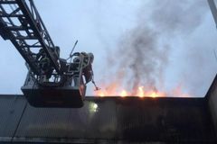 V Olomouci hořel autosalon, škoda bude vysoká