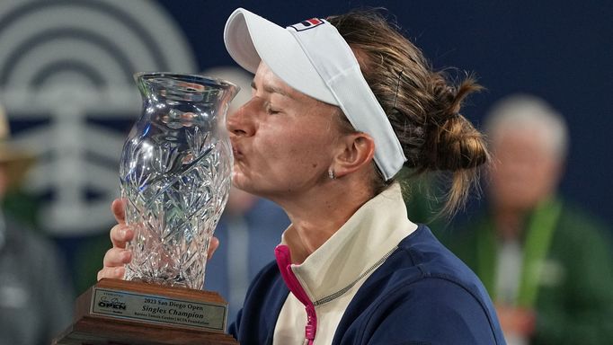 Barbora Krejčíková s trofejí pro vítězku turnaje v San Diegu