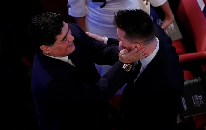 Diego Maradona a Lionel Messi. Vyhlášení výsledků ankety FIFA o nejlepší fotbalisty světa za sezonu 2016/2017.