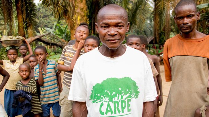 Batwaové v Demokratické republice Kongo. Etnikum patří k pygmejům, sběračům a lovcům žijícím v pralesích střední Afriky vyznačujícím se neobvykle malou postavou.