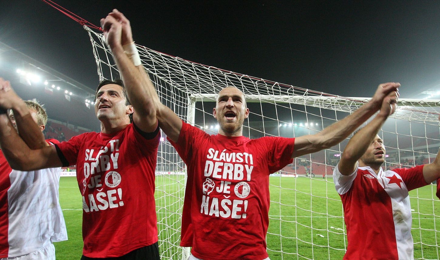 Fotbalisté pražské Slavie Kamil Čontofalský (vlevo) a Martin Latka děkují fanouškům v utkání 9. kola Gambrinus ligy 2012/13 se Spartou.