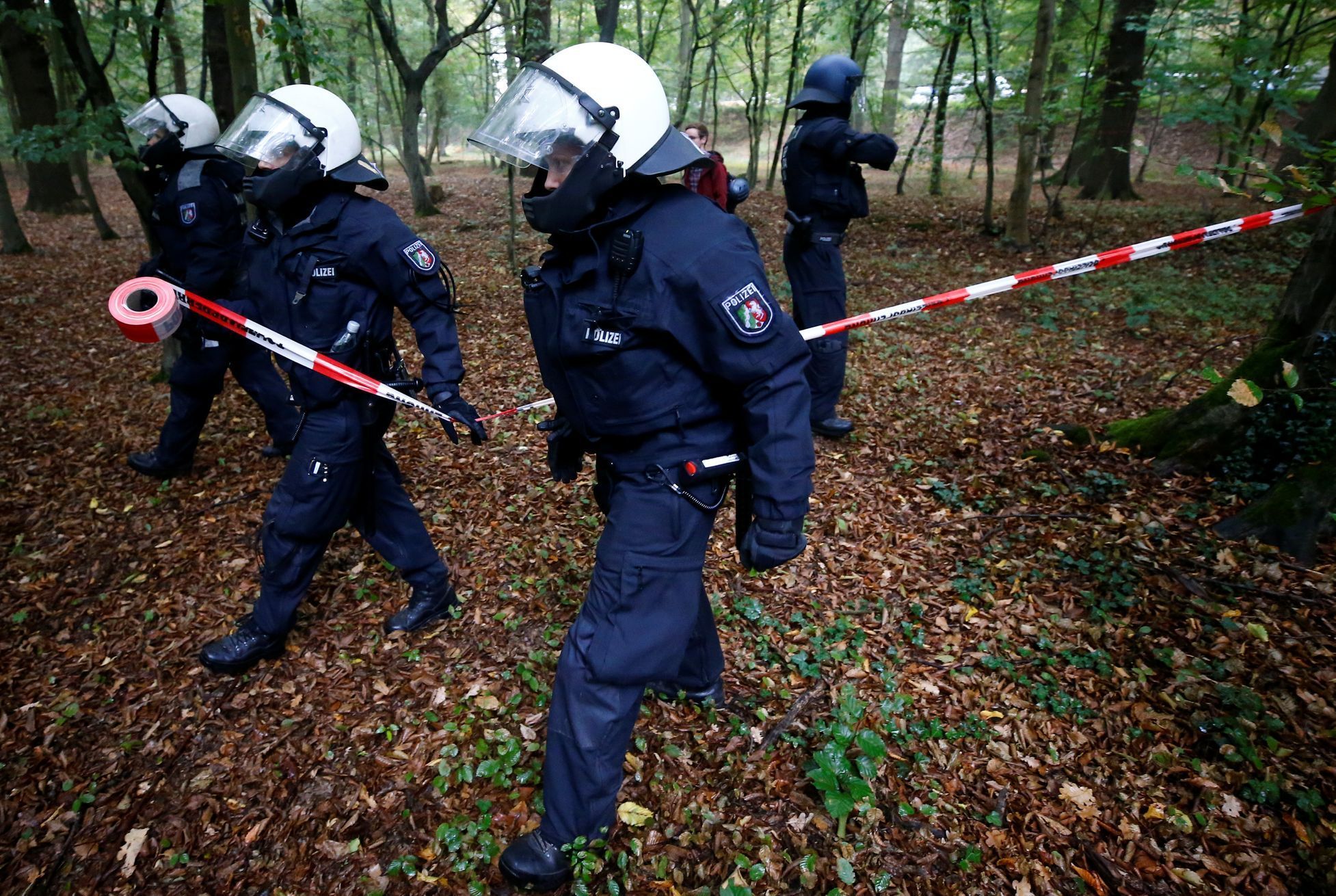 Německá policie začala s vyklízením lesa u uhelného dolu.