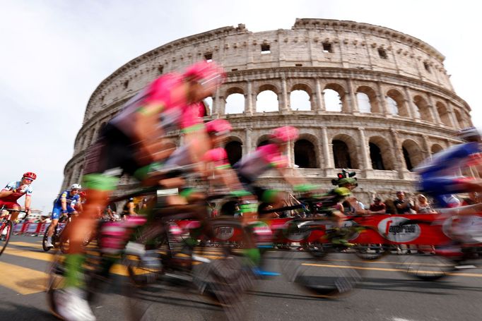 Peloton Gira d'Italia sviští kolem proslulého Kolosea v Římě.