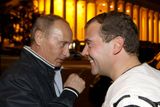 2. 3. - Putinovci vítězní - Strana Jednotné Rusko, jejímž předsedou je premiér Vladimir Putin, jasně vyhrála volby v devíti ruských regionech. Na základě předběžných výsledků zveřejněných ústřední volební komisí získali Putinovci v jednotlivých regionech mezi 49 a 79 procenty hlasů. 
Podle pozorovatelů se jednalo o první velký test popularity tandemu Dmitrij Medveděv (na snímku vpravo) - Vladimir Putin během hospodářské krize, která zasáhla Rusko nebývale tvrdě. 
 Další podrobnosti si připomeňte ve článku zde