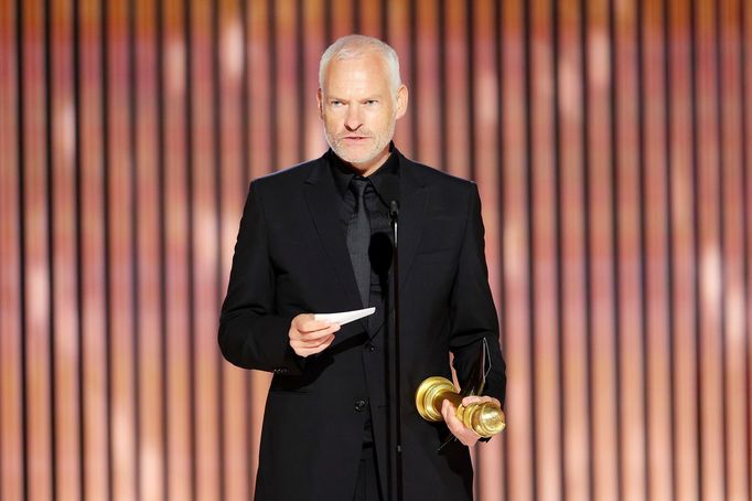 Martin McDonagh přebírá sošku za scénář k Vílám z Inisherinu.