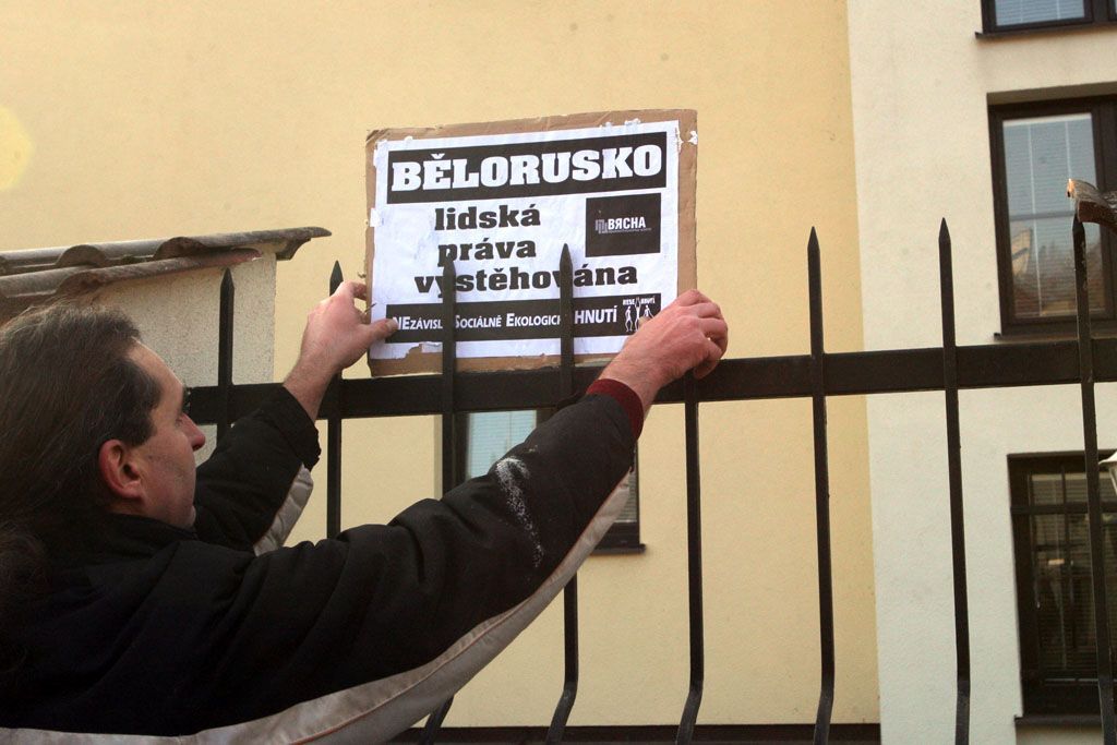 Protest před Běloruskou ambasádou.