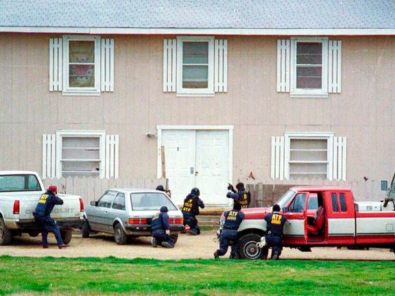 Agenti Federálního úřadu pro alkohol, tabák a střelné zbraně (ATM) při osudné přestřelce s davidiány, při které byli zabiti čtyři agenti a šest členů.