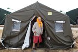 Fotografie agentury Reuters zachycují život v jednom z provizorních stanových táborů v Rostovské oblasti.