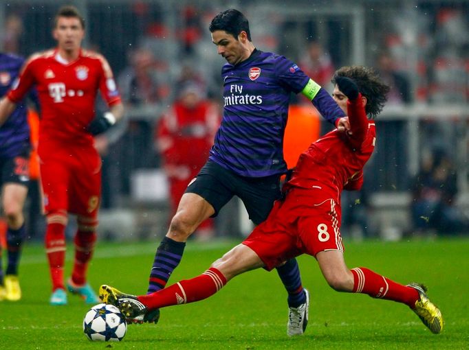 Fotbal, Liga mistrů, Bayern Mnichov - Arsenal: Javi Martinez (vpravo) - Mikel Arteta