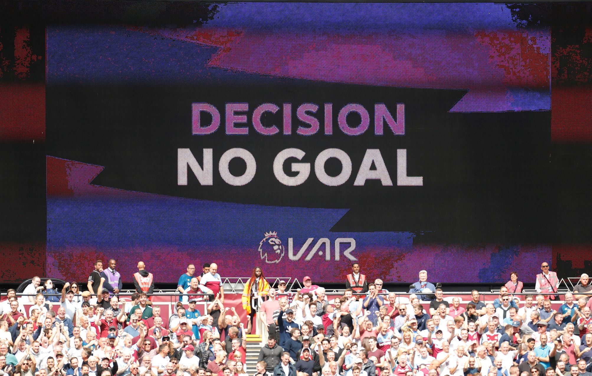 fotbal, anglická liga 2019/2020, West Ham - Manchester City, videorozhodčí ukazuje, proč neuznal hostům gól