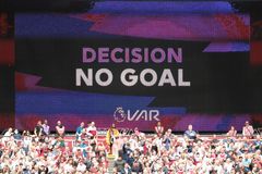 Anglie si zvyká na VAR. City neuznal gól, Shearer požaduje větší transparentnost