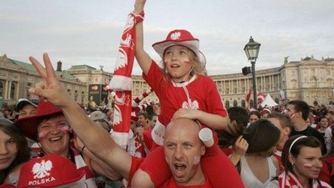 Malá polská fanynka se raduje. Reprezentanti její země ovšem své vedení nad Rakouskem neudrželi.