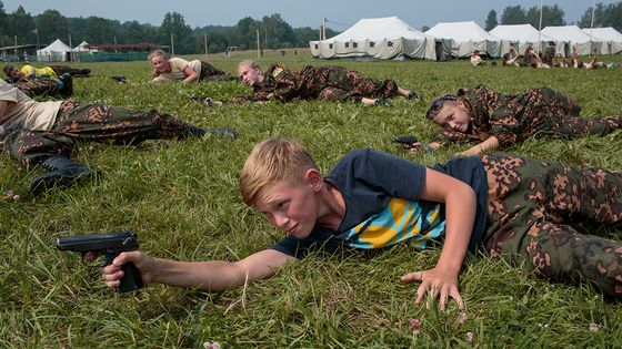 Fotografka porovnává vlasteneckou výchovu v Rusku a v USA.