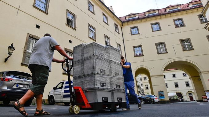 Z Národní knihovny v Praze kamion odvezl 3800 kusů knih na odkyselení do Německa.