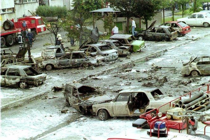 Následky havarijní srážky dvou armádních stíhacích letounů MiG-21 na českobudějovickém sídlišti Vltava. 8. 6. 1998