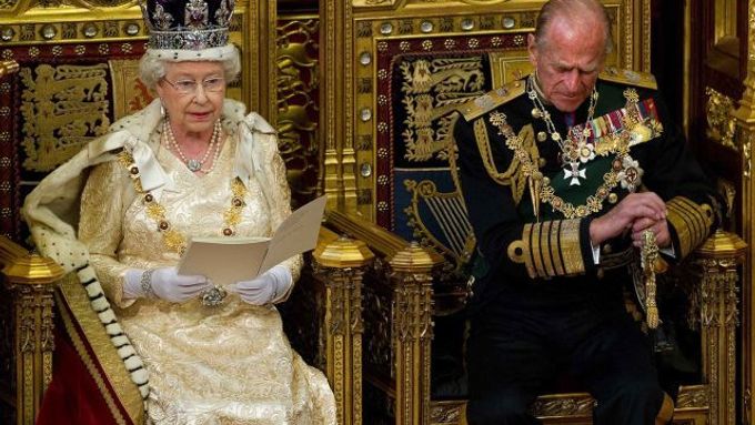 Britská královna přečetla v Dolní sněmovně jako již tradičně hlavní body programu nové vlády